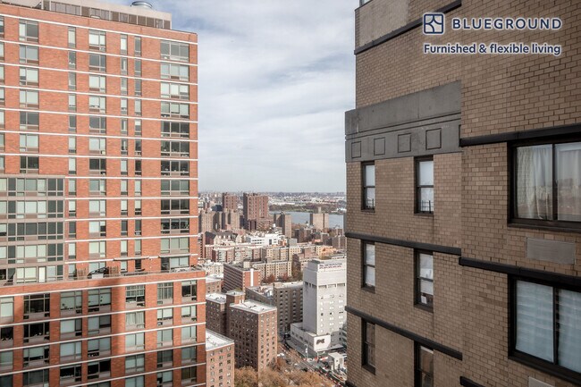 Building Photo - 215 E 95th St