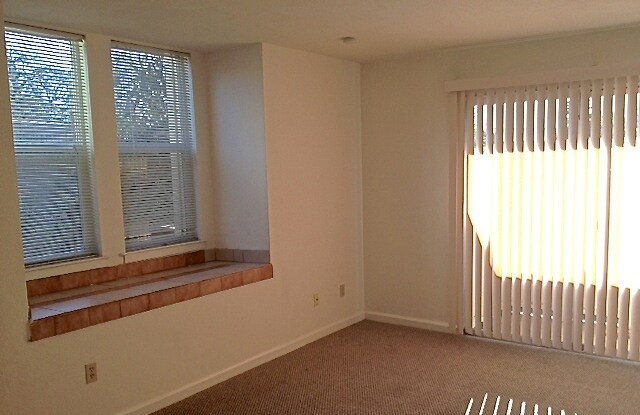 Living Area - 1440 Lincoln Ave