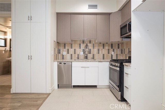 Foto del edificio - 6825 Whitsett Ave