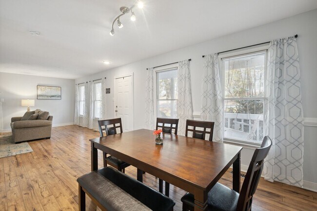 Building Photo - Spacious 3/2.5 w/ large fenced backyard