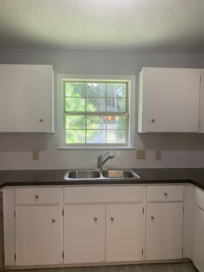 Building Photo - 707 Kadi Dr