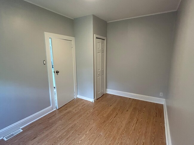 Building Photo - 2 Bed 1 Bath - 238 Notre Dame de Lile