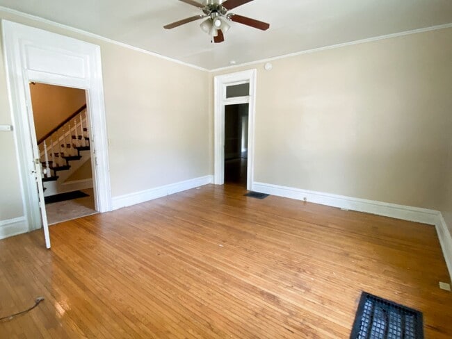 Building Photo - 4 bedroom and 2 bathroom house located on ...