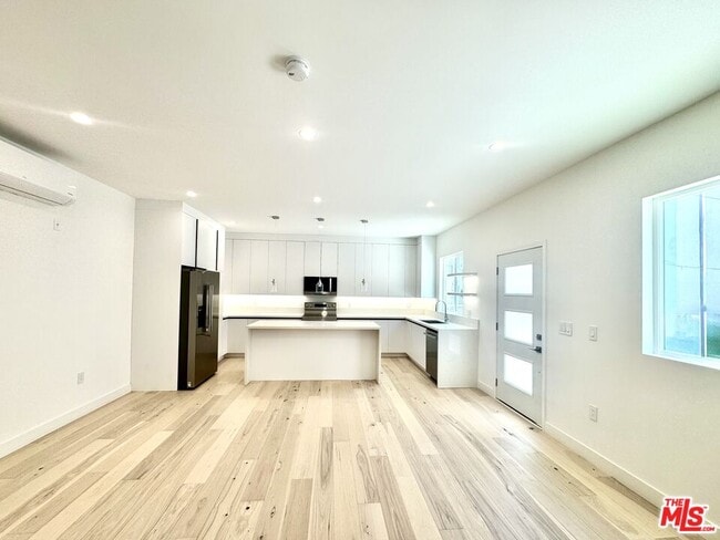 Building Photo - 418 N Orange Grove Ave