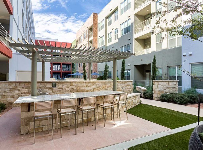 Building Photo - Urban Retreat: Discover Our Chic Studio Ap...