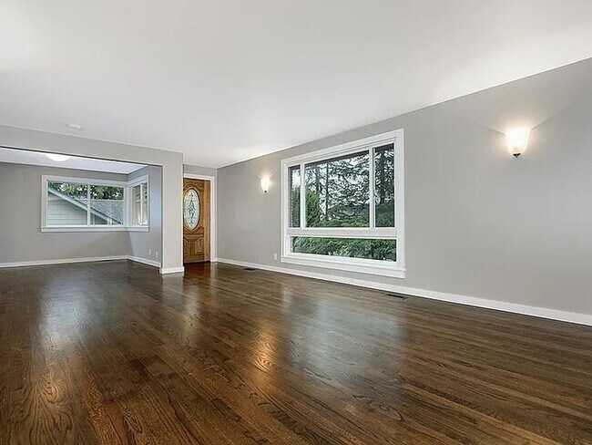 Building Photo - Classic Fauntleroy Home on a Spacious Lot Available 12/1
