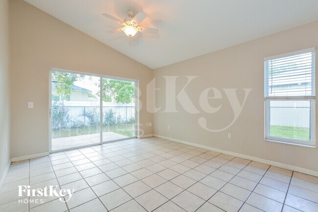 Foto del edificio - 521 Finch Ln