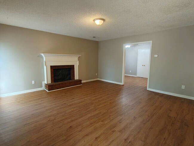 Building Photo - Renovated 3 Bedroom 2 Bath | River Oaks Area