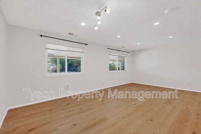 Foto del edificio - 8301 Cherry Hills Dr NE