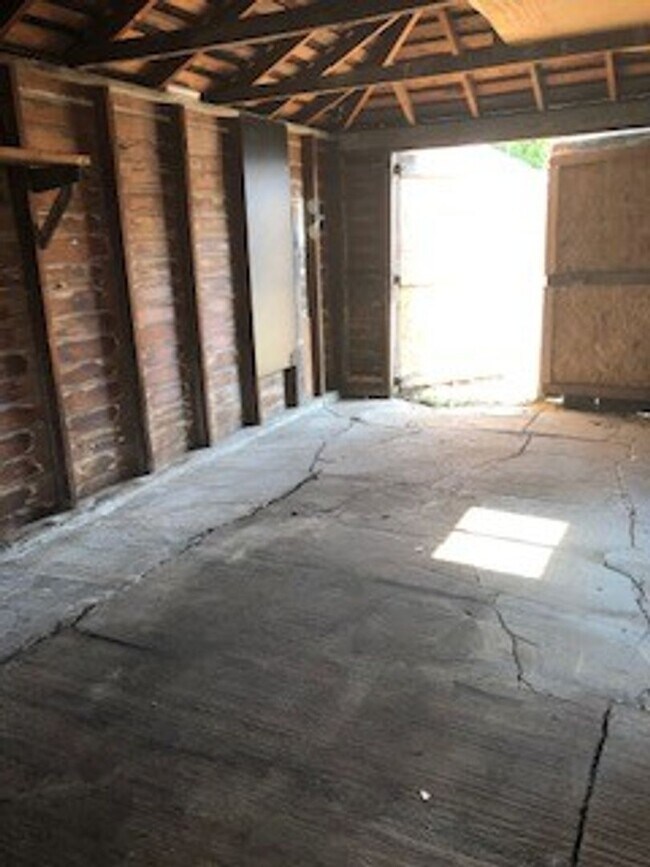 Building Photo - Charming 1 Bedroom Cottage in Quiet Neighb...