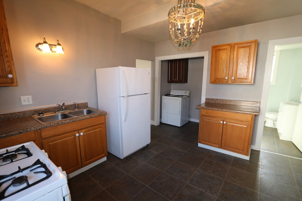 12131213 1/2 Angular St Unit 1213, Burlington, IA 52601 Room for