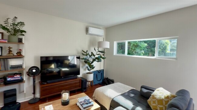 Sala de estar con ventana nueva de doble panel y aire acondicionado mini-split. - 4360 Stewart Ave