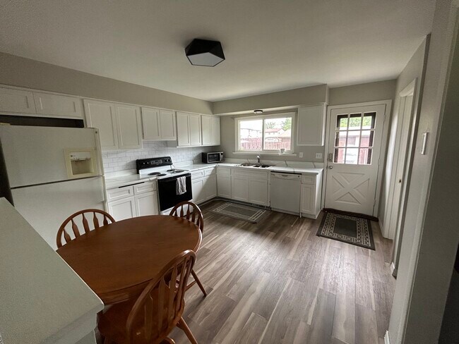 Foto del edificio - 16677 Westminster Ct