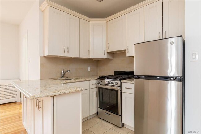 Foto del edificio - 215 Middle Neck Rd