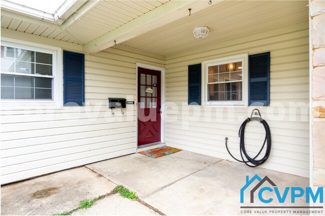 Foto del edificio - 12110 Tulip Grove Dr