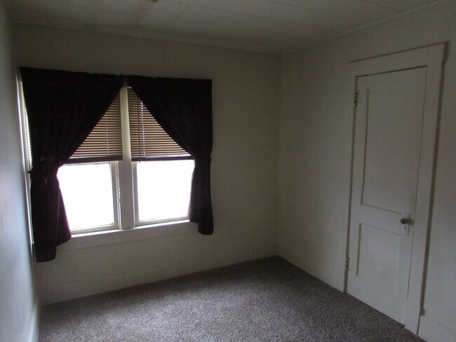 DORMITORIO - y ARMARIO - 716 E 4th Ave