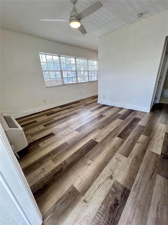 Foto del edificio - 571 NE 67th St