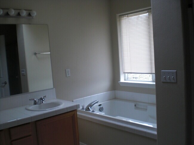 Foto del edificio - Amazing 4bdr/2.5bth Home In Great Neighbor...