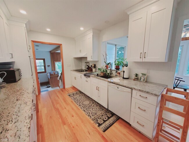 Building Photo - 2 br, 2.5 bath House - 110 Hecker Ave