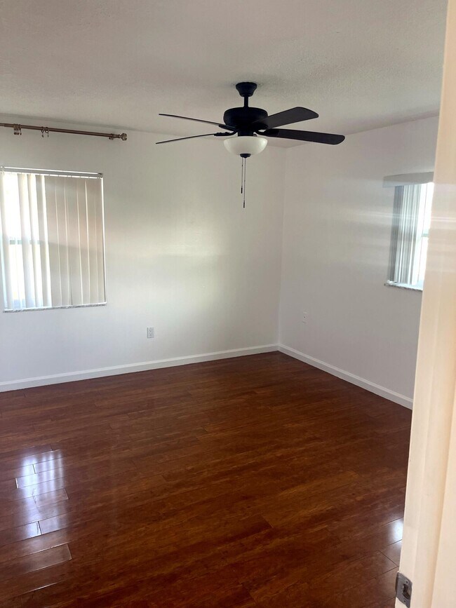 Foto del edificio - 22141 Aquila St
