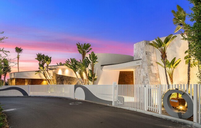 Foto del edificio - 7455 Hillside Dr