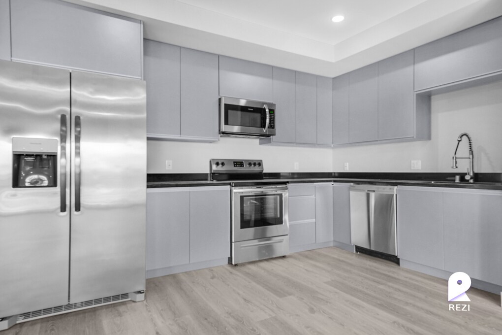 Foto principal - 7040 Woodman Ave