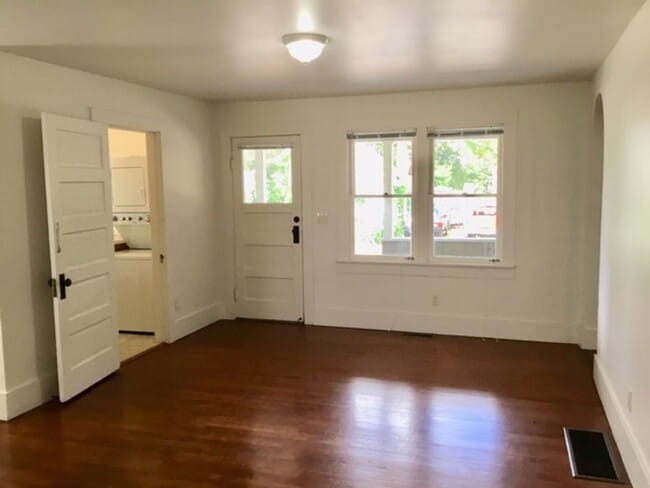 Building Photo - 4br/2.5ba House with Huge Yard and Off Str...
