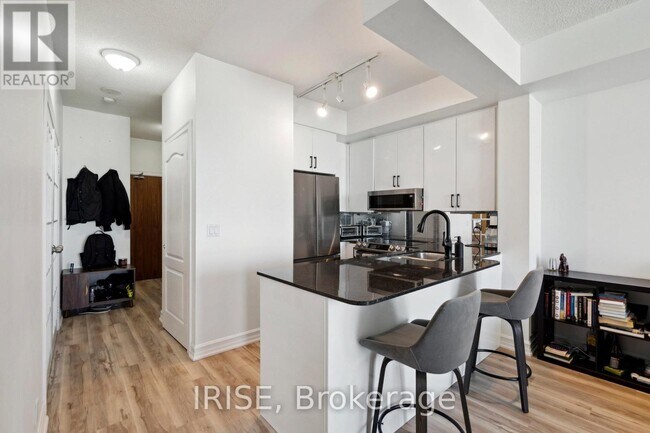 Building Photo - 1-2811 Elm Dr W