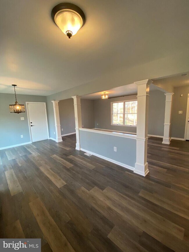 Building Photo - 22437 Bluebird Ct