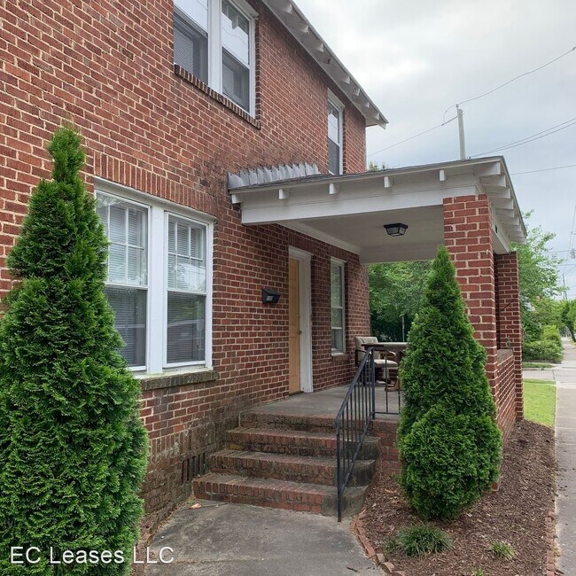Building Photo - 3 br, 1.5 bath Apartment - 1102 E. 4th St.