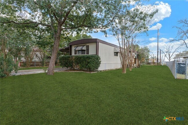 Foto del edificio - 1506 Honeysuckle Ln
