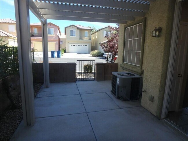 Foto del edificio - 3627 Water Song Dr