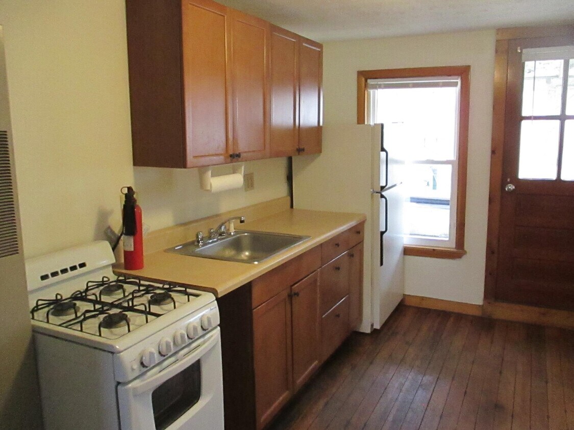 Primary Photo - 130 Roxbury St