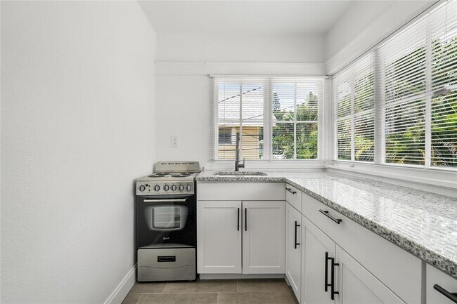 Building Photo - 919 16th Ave N