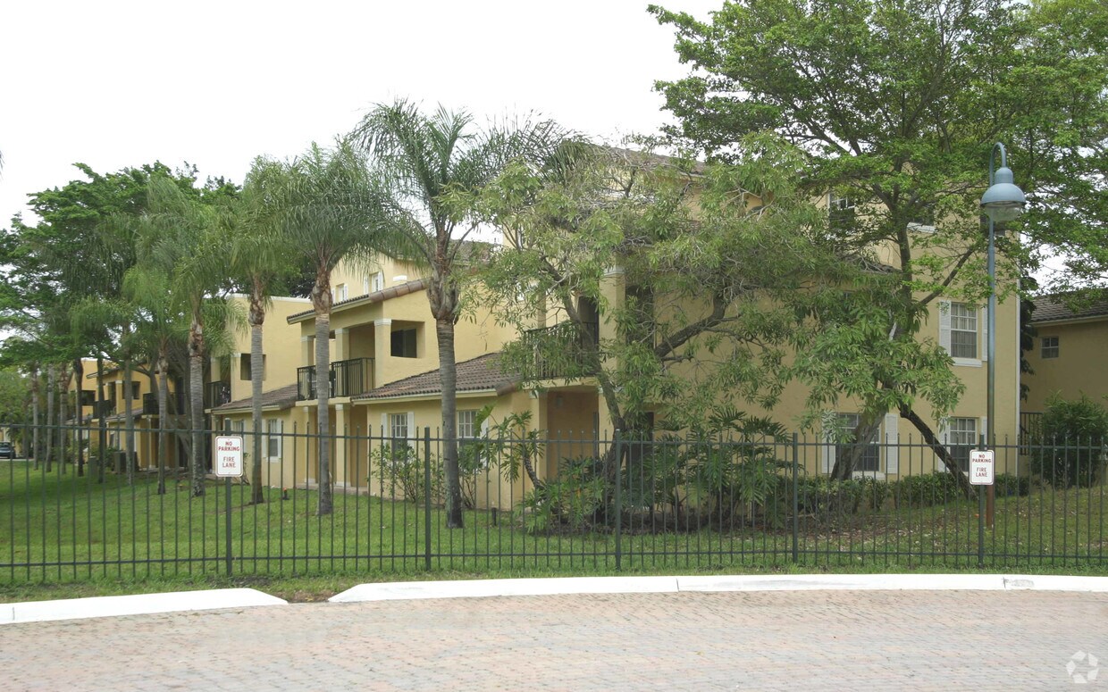 Bay Reach Condominiums Apartments in Lake Park, FL