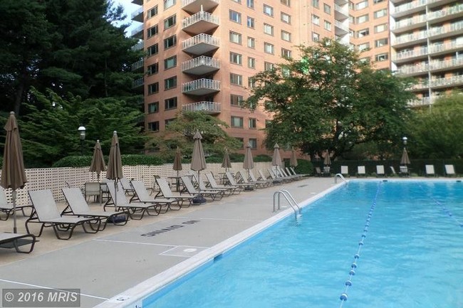 Foto del edificio - 4201 Cathedral Ave NW