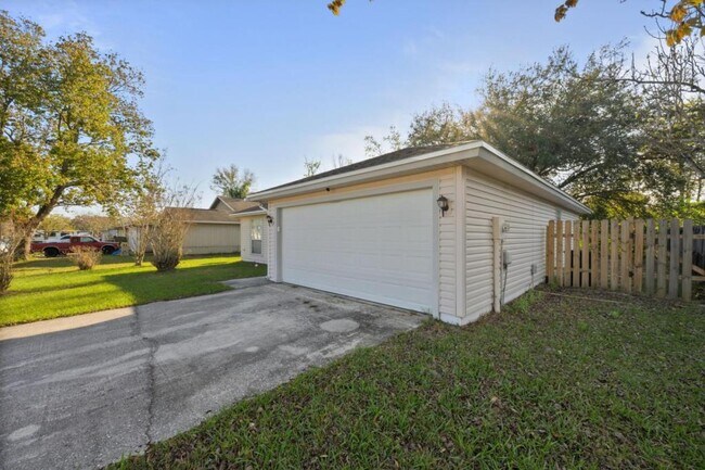 Building Photo - 7728 Pikes Peak Dr