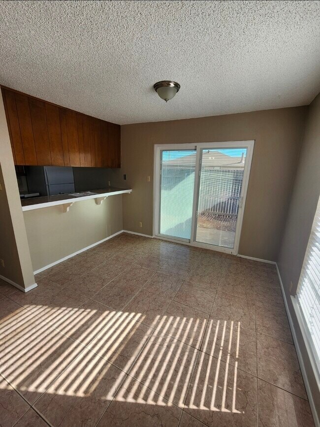 Foto del edificio - 2 bed 1 bath duplex unit, private backyard.