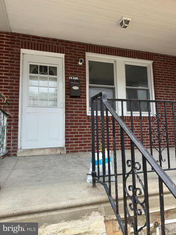 Building Photo - 160 Roselyn St