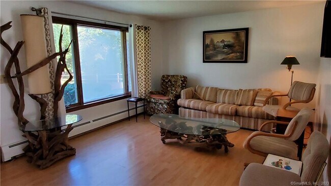 Foto del edificio - 32 Fernridge Rd
