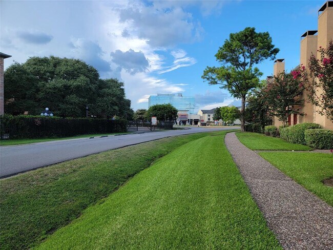 Building Photo - 3303 W Greenridge Dr