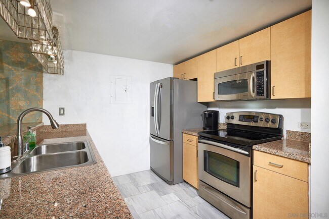 Building Photo - 425 W Beech St