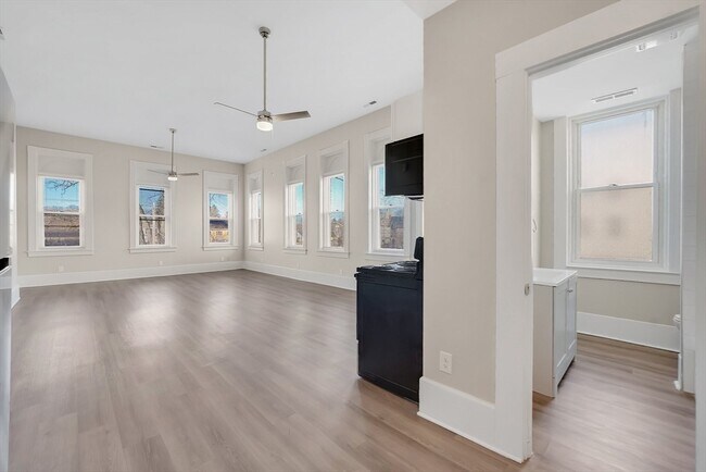 Building Photo - 82 1/2 Maple St