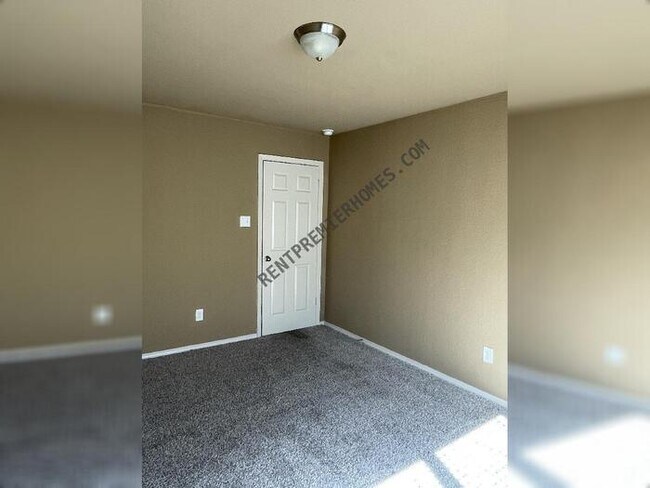 Building Photo - 1090 Meadows Edge Dr