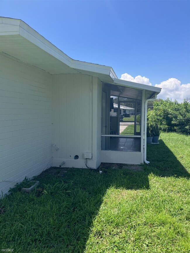 Foto del edificio - 2 br, 1 bath Duplex - 5774 Gallatin Lane