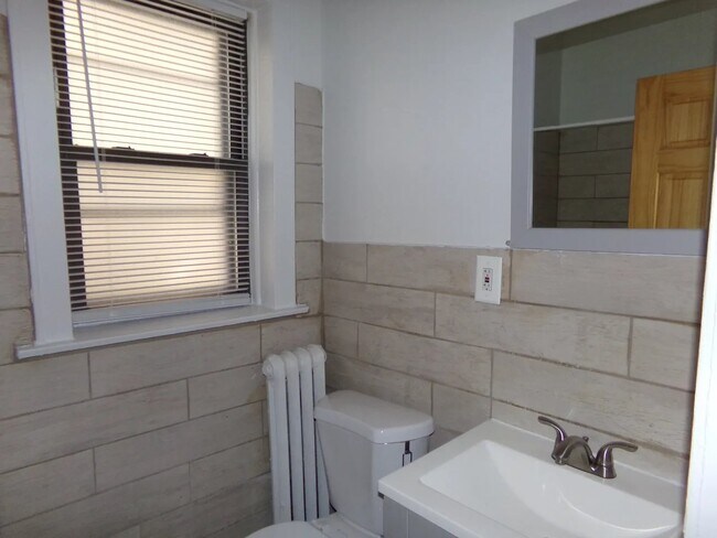 Foto del edificio - 1619 W Morse Ave