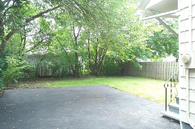 Building Photo - 5627 Jefferson Ave