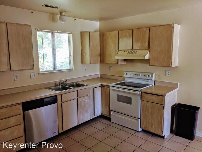 Building Photo - 974 W 600 S