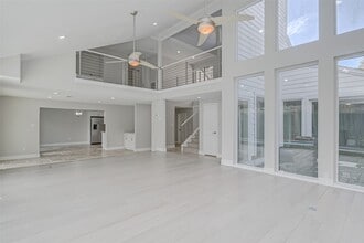 Building Photo - 915 Daria Dr