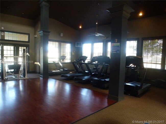 Foto del edificio - 2474 Centergate Dr